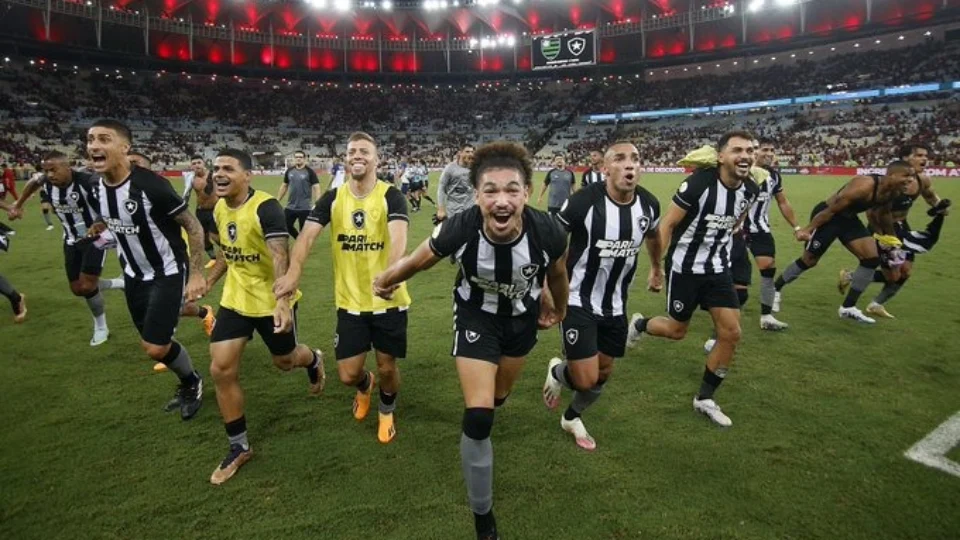 Botafogo volta a liderar o Campeonato Brasileiro após quase dez anos