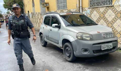 Homem é achado morto dentro de carro com marcas de tiros, na zona sul