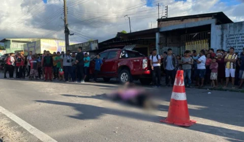 VÍDEO: Motociclista morre ao tentar desviar de veículo e colidir com caminhão, em Manaus