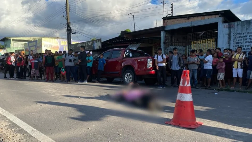 VÍDEO: Motociclista morre ao tentar desviar de veículo e colidir com caminhão, em Manaus