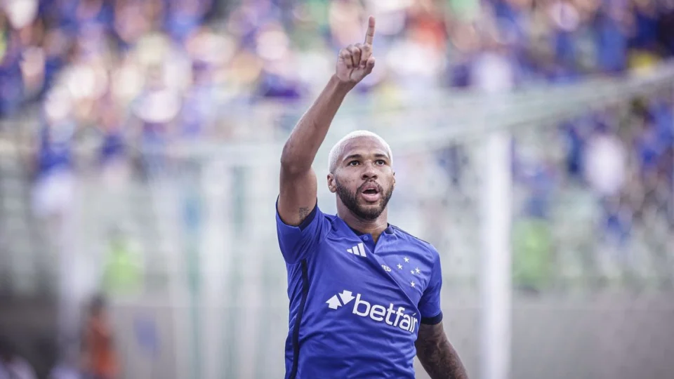 Cruzeiro derrota Santos e emenda três vitórias seguidas no Brasileirão