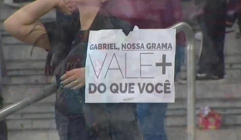 Torcida do Athletico-PR rebate crítica de Gabigol com cartaz provocativo na Arena da Baixada