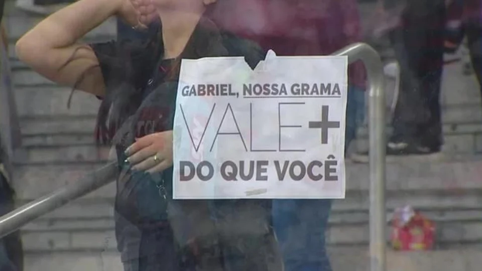 Torcida do Athletico-PR rebate crítica de Gabigol com cartaz provocativo na Arena da Baixada