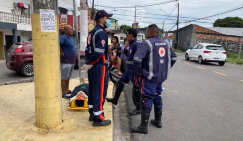 Motociclistas ficam feridos em acidente causado por carro no bairro Aleixo