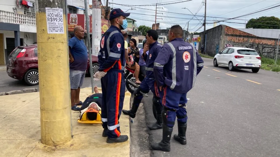 Motociclistas ficam feridos em acidente causado por carro no bairro Aleixo