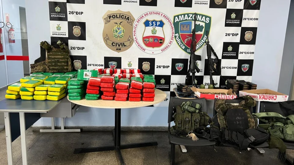 Granadas, fuzis e drogas avaliadas em 4 milhões são apreendidas em flutuante