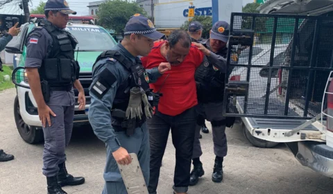 Homem é preso com arma dentro do veículo; investigado por participação em outros crimes