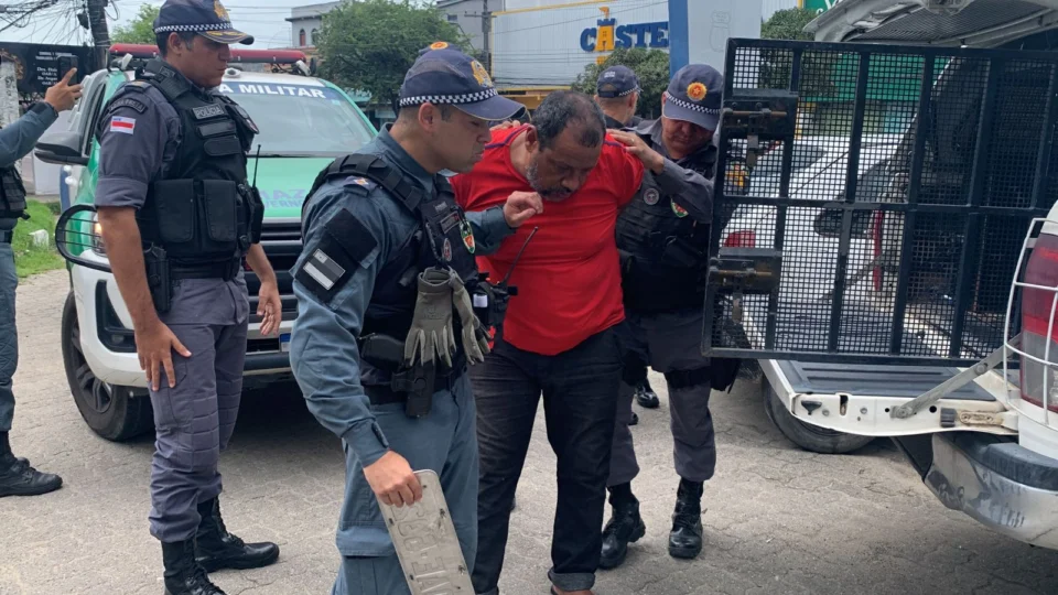 Homem é preso com arma dentro do veículo; investigado por participação em outros crimes