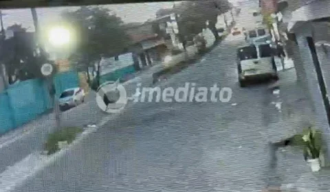 Vídeo mostra o momento em que motoqueiro morre após atingir poste