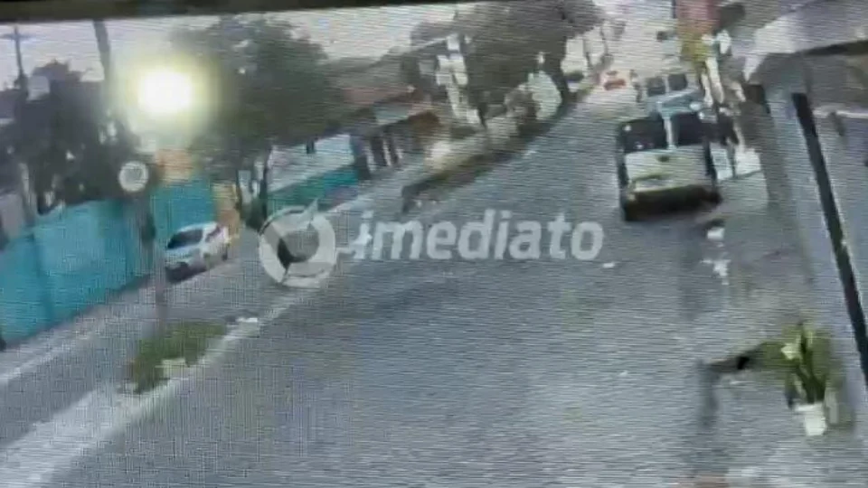 Vídeo mostra o momento em que motoqueiro morre após atingir poste