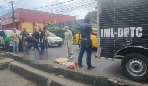 Homem é jogado de carro em movimento no bairro Novo Aleixo