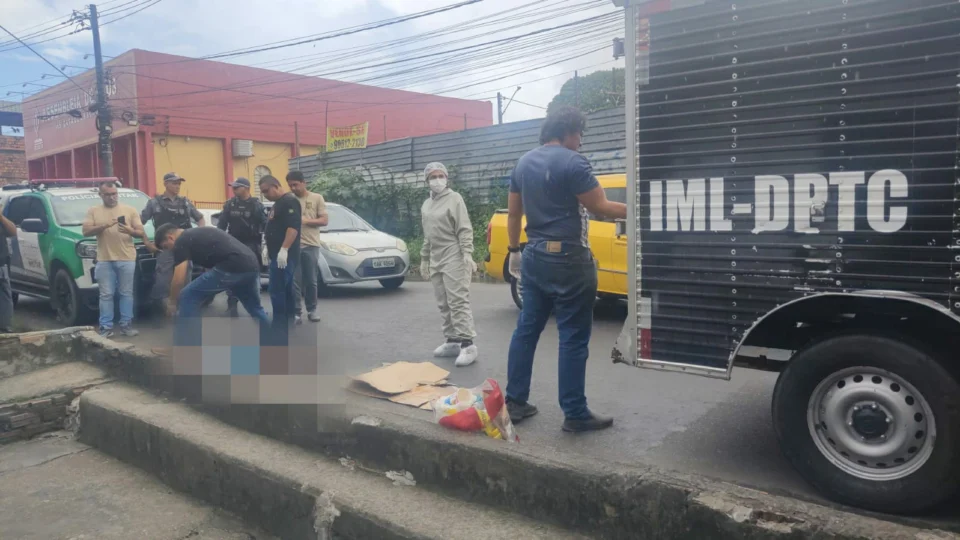 Homem é jogado de carro em movimento no bairro Novo Aleixo