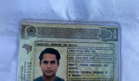 Homem é executado com tiros em frente a uma residência