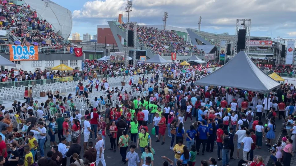 Milhares de fiéis celebram a Festa de Pentecostes, no Sambódromo