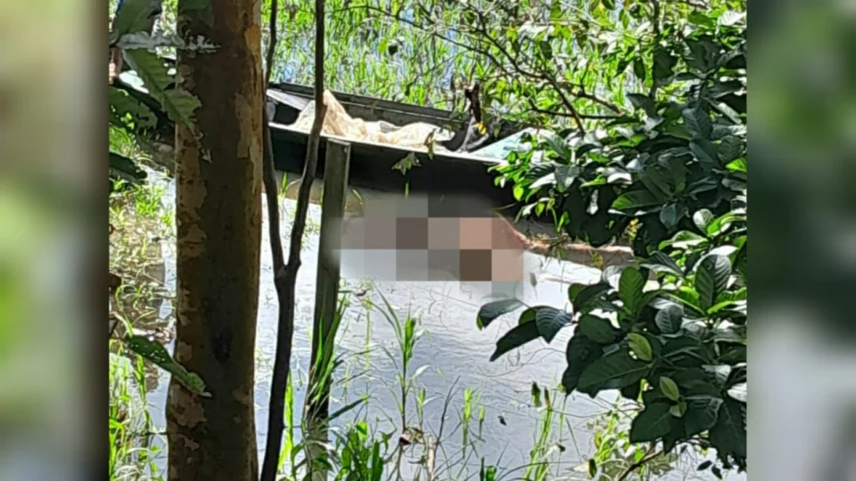 VÍDEO: corpo de homem com perfuração nas costas é encontrado boiando no Careiro da Várzea