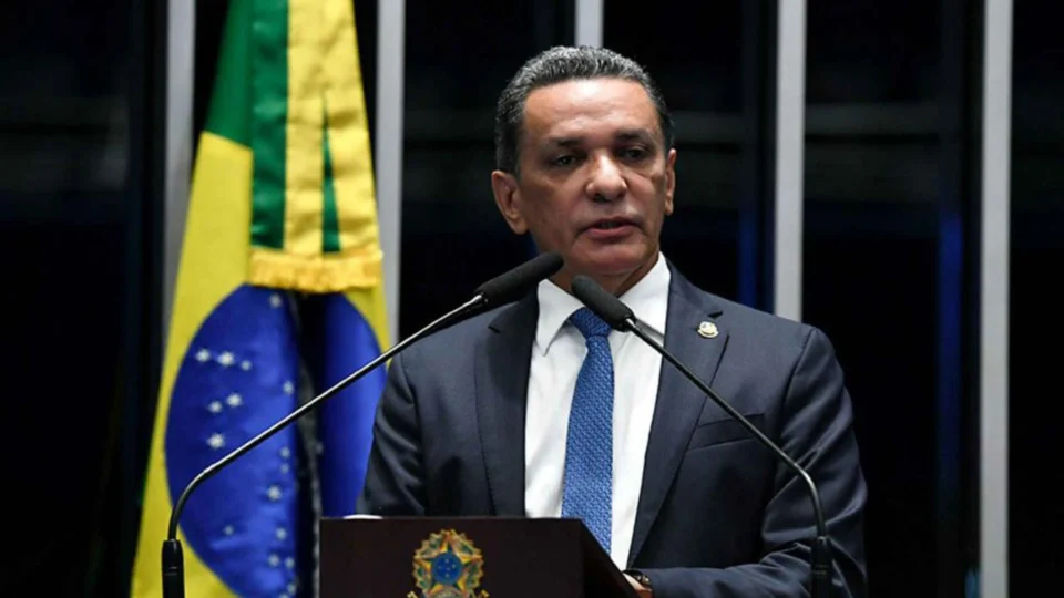 Senador de Roraima Mecias de Jesus protesta contra vinda de Nicolás Maduro ao Brasil
