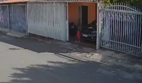VÍDEO: Bebê é atropelada pelo carro do pai mas sai com ferimentos leves