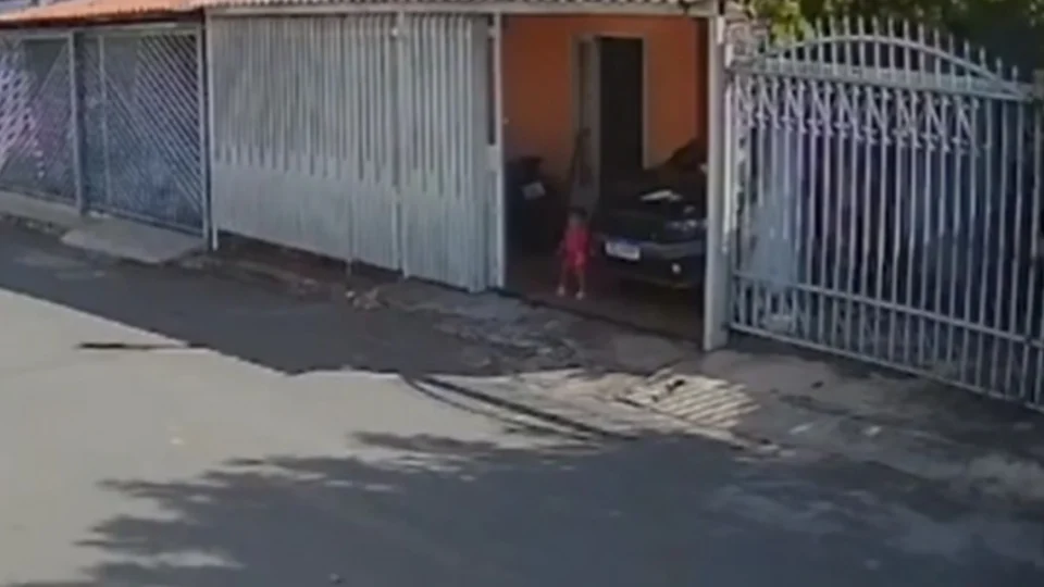 VÍDEO: Bebê é atropelada pelo carro do pai mas sai com ferimentos leves