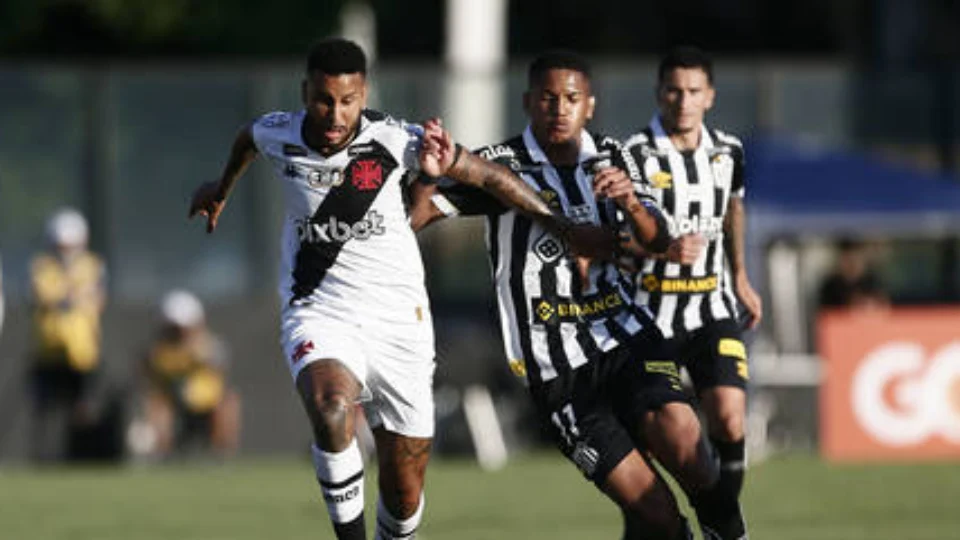Santos vence o Vasco em São Januário e sobe na tabela do Brasileirão
