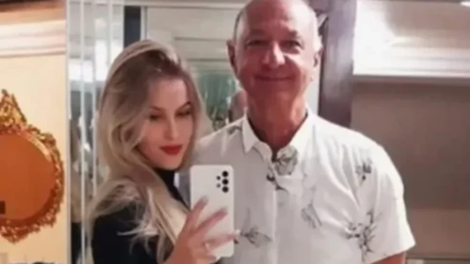  Novinha casada com prefeito posta foto: “Podem falar a vontade não nos importamos”