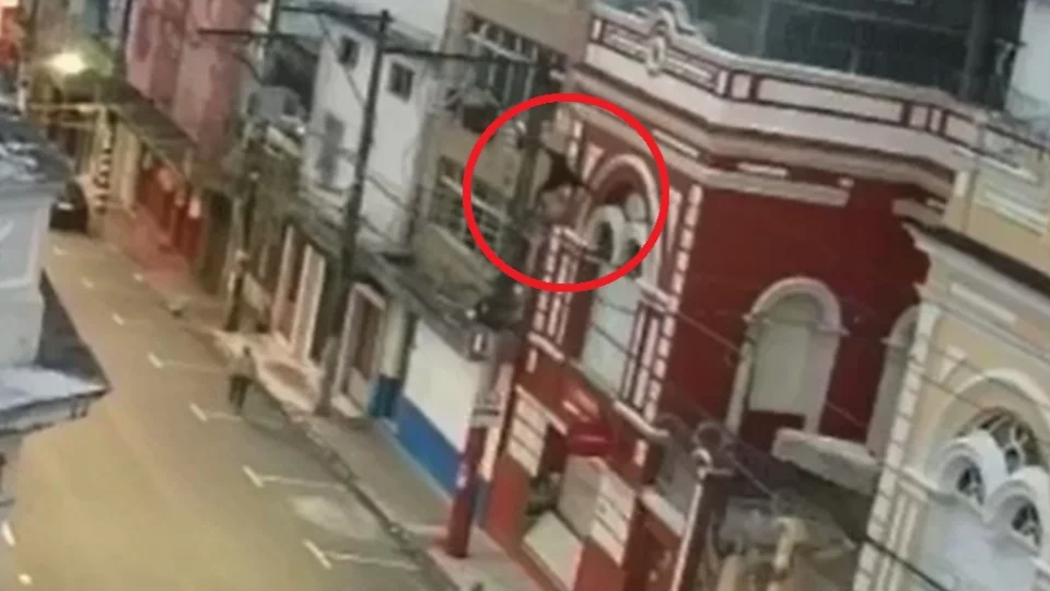 VÍDEO: Homem escala altura impressionante ao furtar botijão de gás no Centro de Manaus
