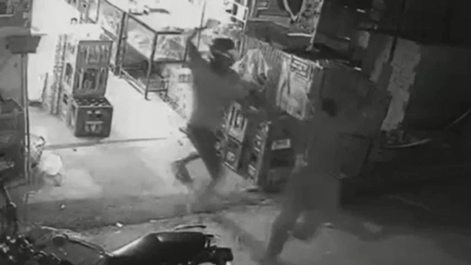 Vídeo mostra momento em que homem tem mão decepada por terçado