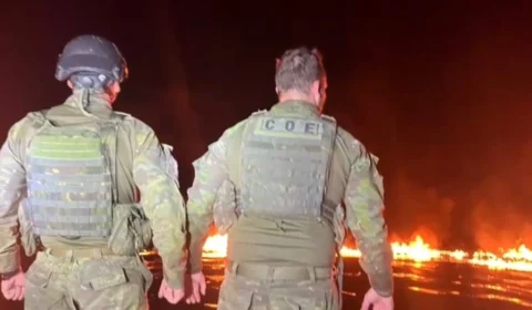 Barco com 900kg de maconha pega fogo após tiroteio em Manacapuru