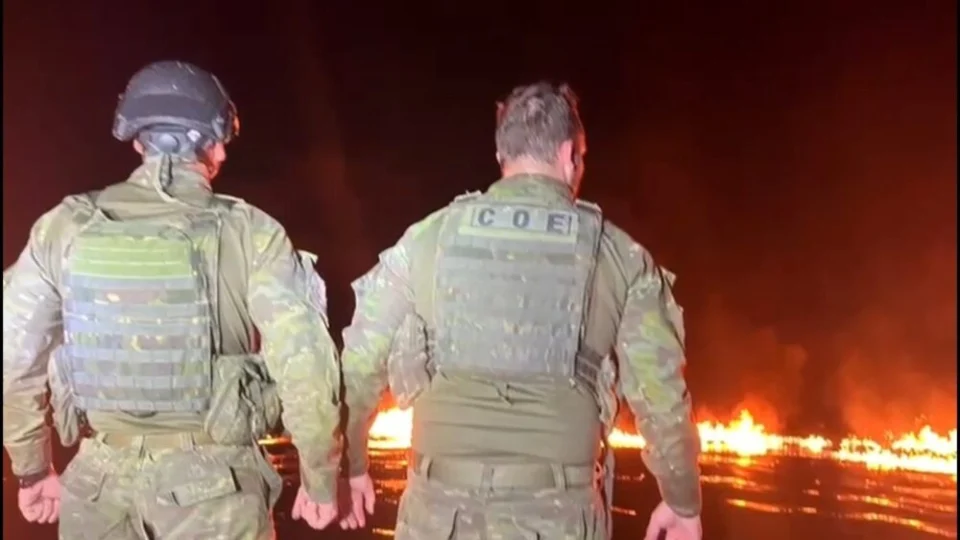 Barco com 900kg de maconha pega fogo após tiroteio em Manacapuru