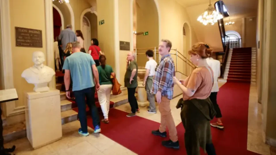 Escritores do projeto “Navegar é preciso” visitam Teatro Amazonas