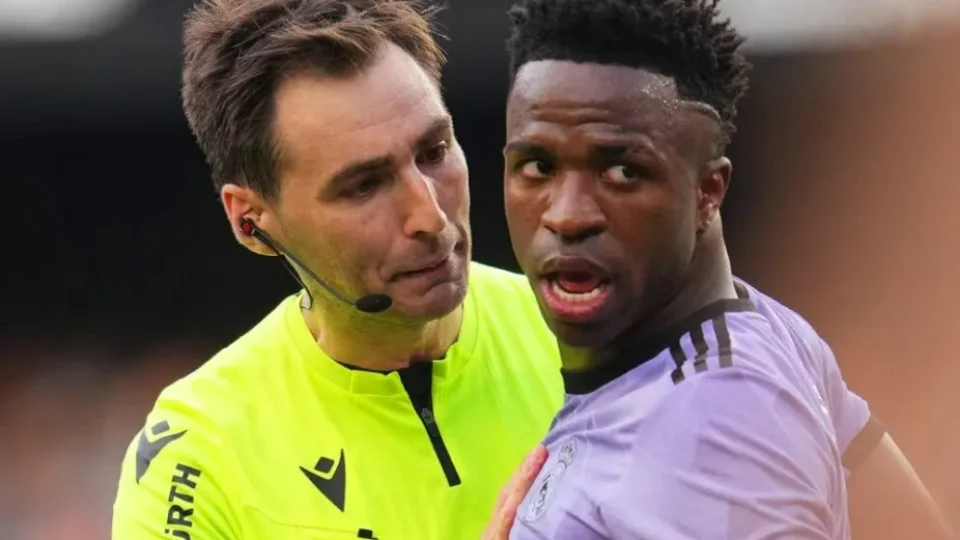 Federação Espanhola anula cartão vermelho dado a Vinicius Júnior