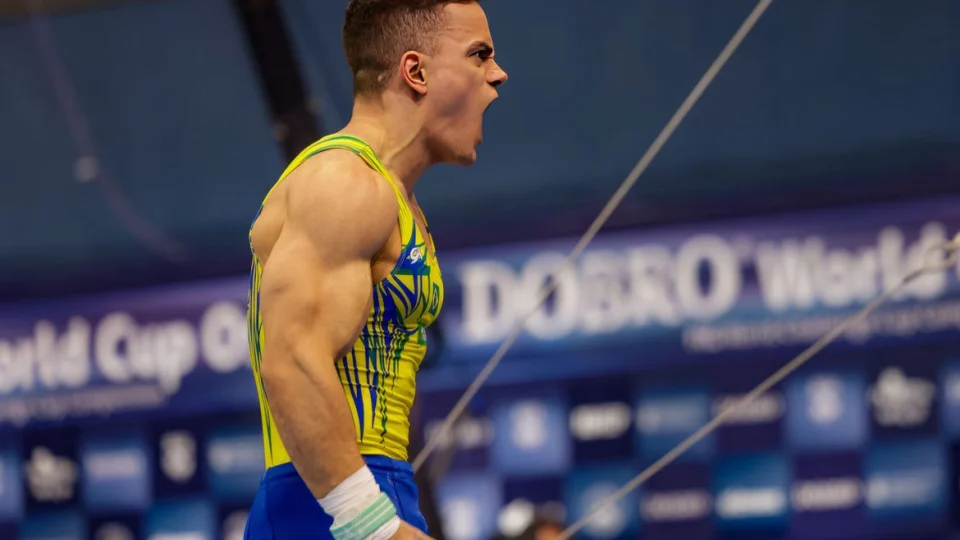 Caio Souza lidera ginástica brasileira em etapa da Copa do Mundo