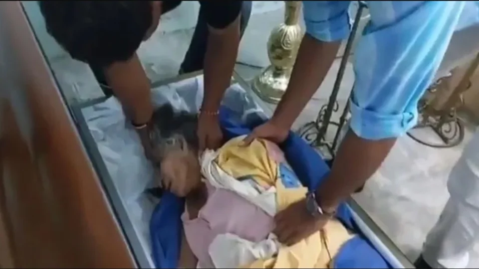 Mulher de 76 anos acorda dentro de caixão durante o seu velório no Equador; Veja vídeo