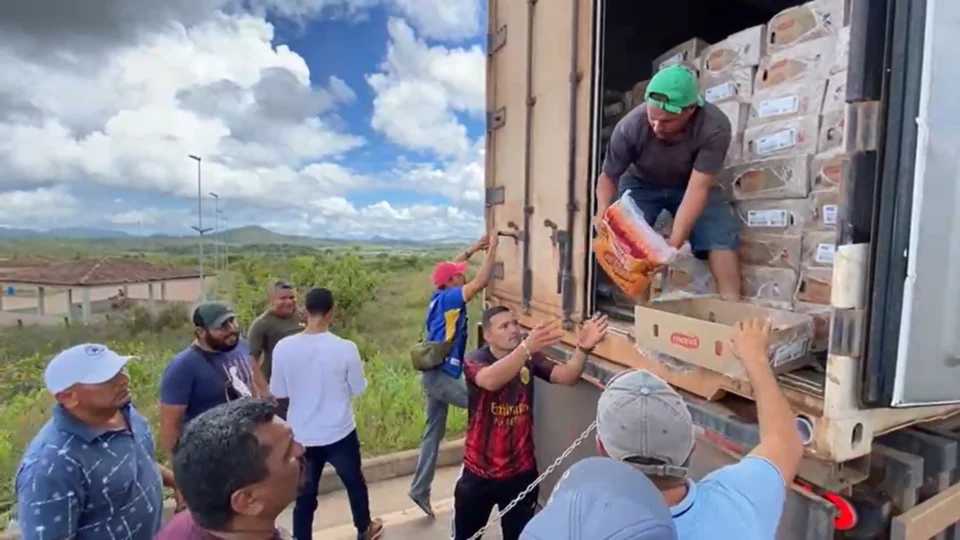 VÍDEO: Empresários brasileiros na fronteira com a Venezuela doam alimentos para não estragar