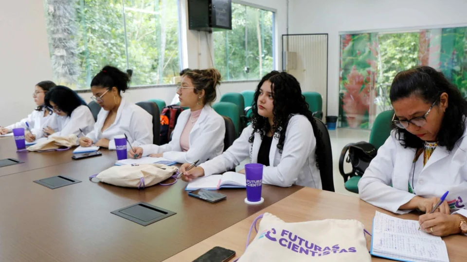 Programa Futuras Cientistas: estudantes e professoras do AM podem se inscrever em projeto