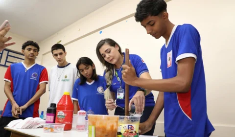 Alunos realizam feira de ciências utilizando materiais reciclados