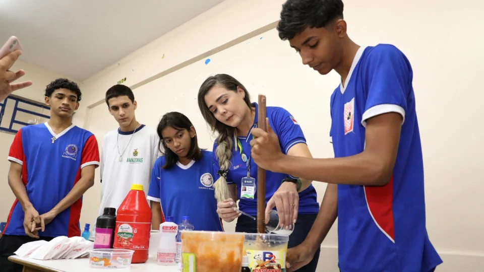 Alunos realizam feira de ciências utilizando materiais reciclados