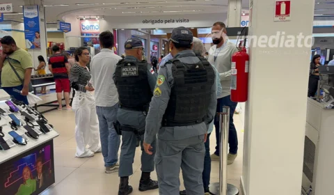 VEJA VÍDEOS: Criminosos armados assaltam loja dentro de shopping na Darcy Vargas