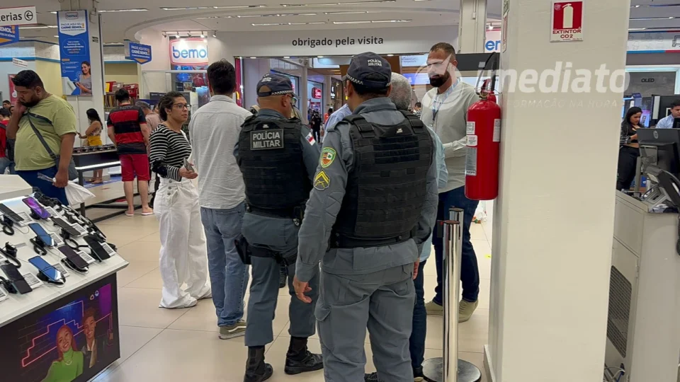 VEJA VÍDEOS: Criminosos armados assaltam loja dentro de shopping na Darcy Vargas