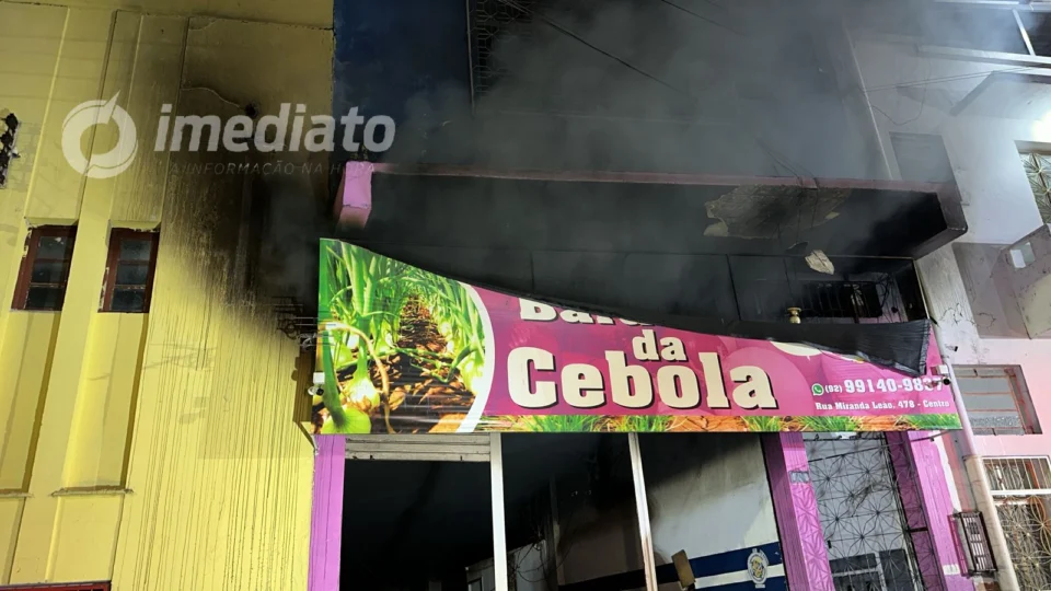 VEJA VÍDEOS: Incêndio atinge estabelecimento no Centro de Manaus