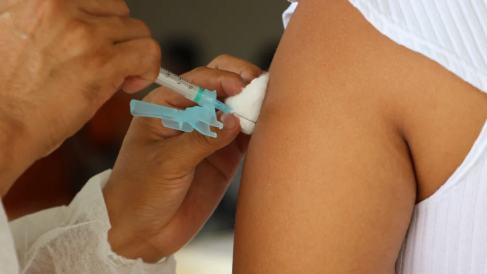 Covid-19: Saúde emite painel semanal e vacinação nesta quarta-feira