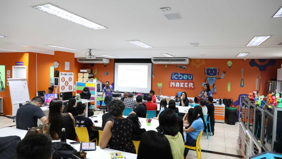 Curso sobre linguagem de programação é ofertado para professores no AM