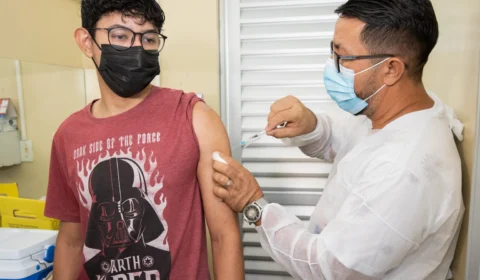 Vacina contra Covid-19 está disponível em 74 pontos de imunização nesta segunda-feira