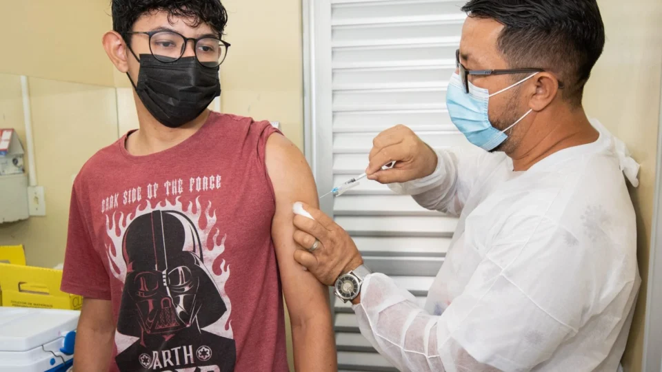 Vacina contra Covid-19 está disponível em 74 pontos de imunização nesta segunda-feira