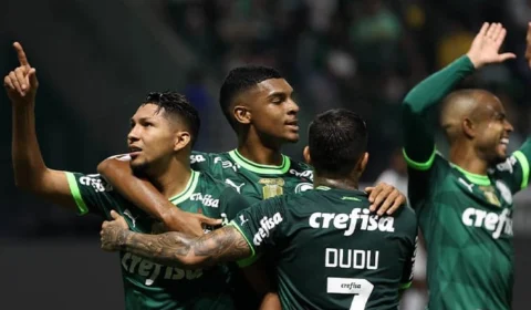 Palmeiras vence o Coritiba com dois gols de Rony e segue na vice-liderança do Brasileirão