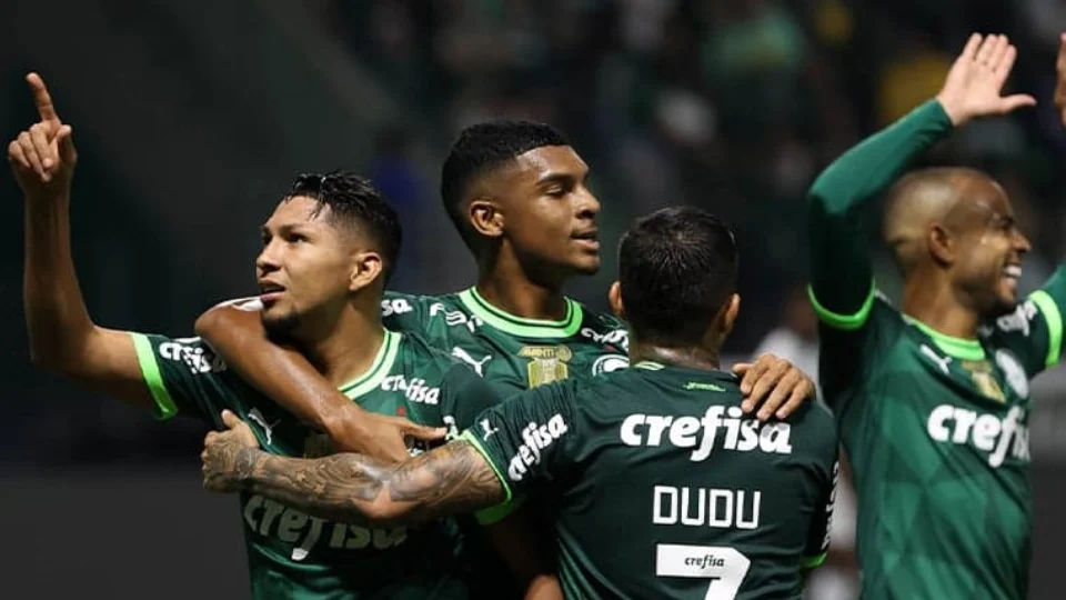 Palmeiras vence o Coritiba com dois gols de Rony e segue na vice-liderança do Brasileirão