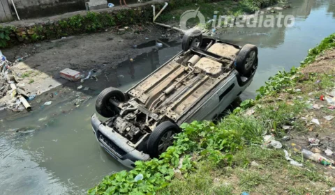 Motorista de aplicativo morre afogado após carro despencar em igarapé de Manaus