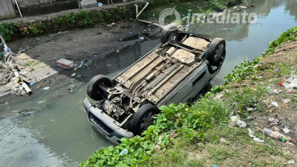 Motorista de aplicativo morre afogado após carro despencar em igarapé de Manaus