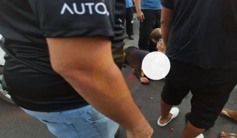 Ao passar em corredor motociclista de aplicativo cai e fica ferido na Av. Max Teixeira