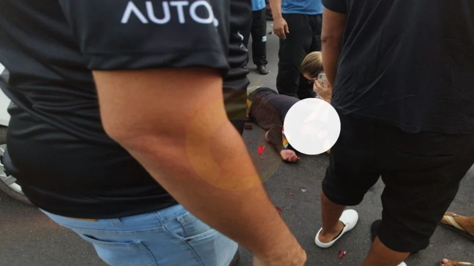 Ao passar em corredor motociclista de aplicativo cai e fica ferido na Av. Max Teixeira