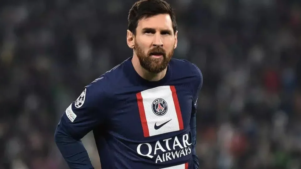 Técnico do PSG anuncia saída de Lionel Messi